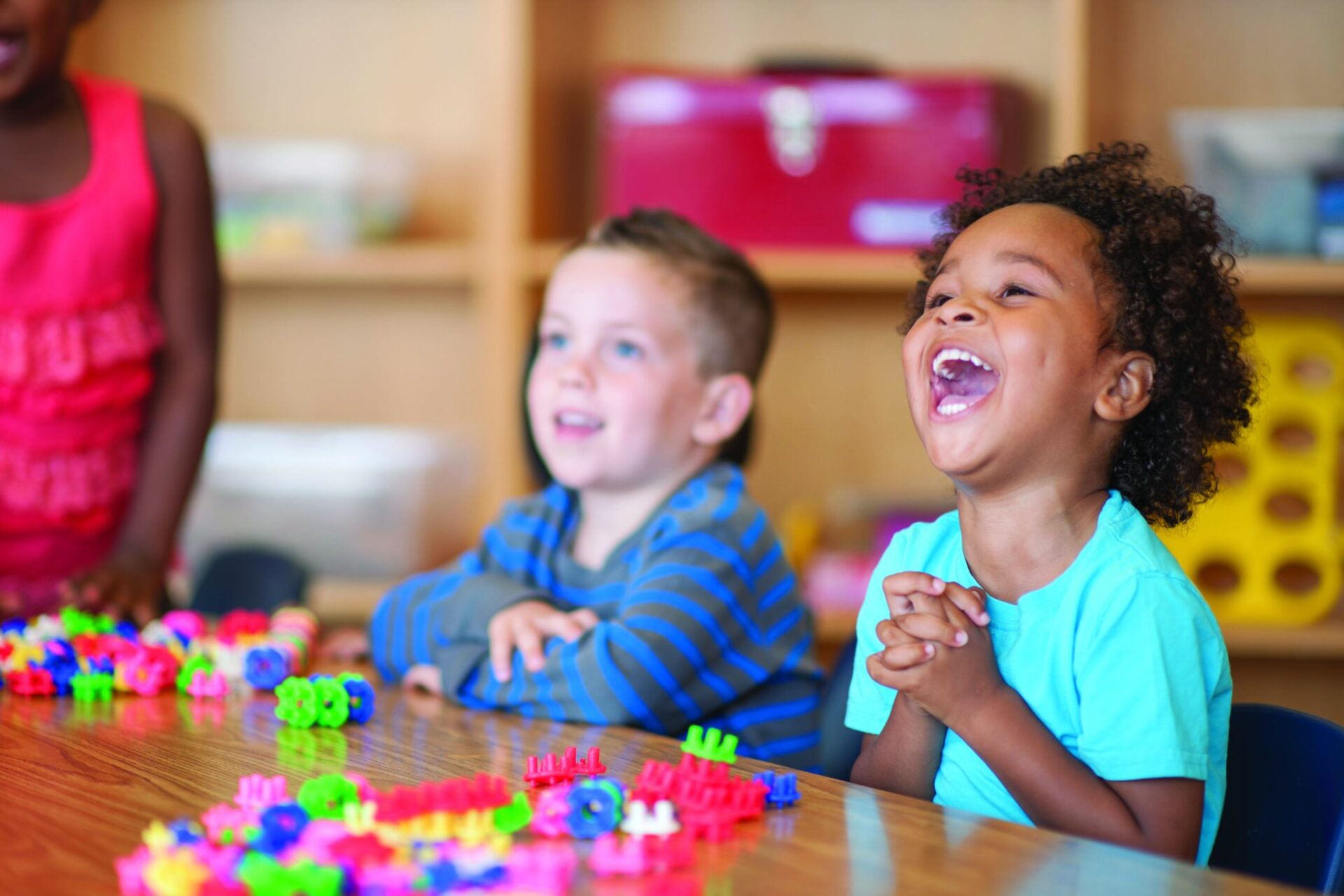 iStock-511017078-scaled-1-2048×1366 two blond children looking at each other